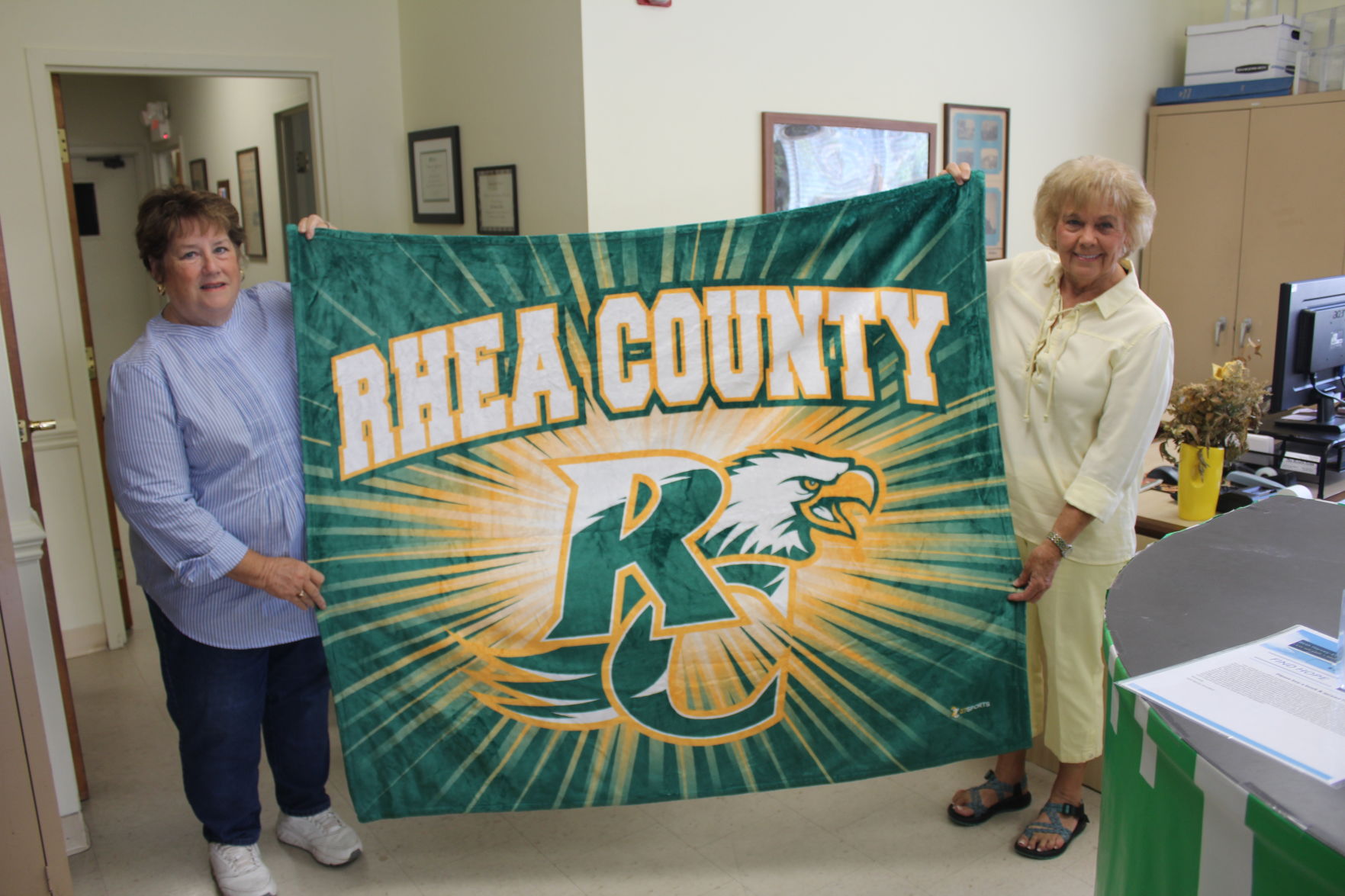 Rhea-Dayton retired teachers association raffling off RCHS blanket